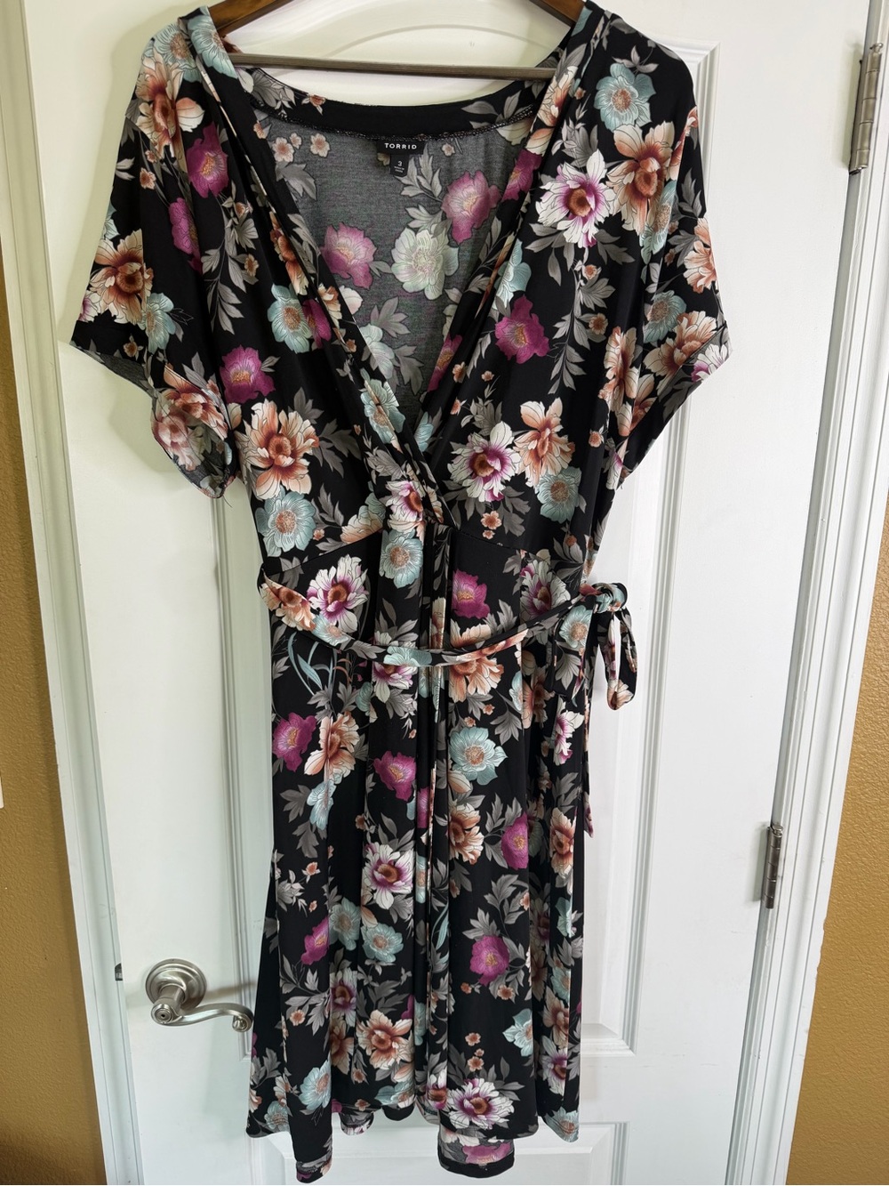 Torrid Black Floral Wrap Dress with deep V-neck and tie waist. Size 3X
